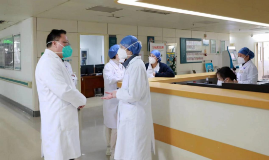 副院长陈子华在普通新冠病房神经内科42病室、肿瘤科(化疗)34病室指导工作